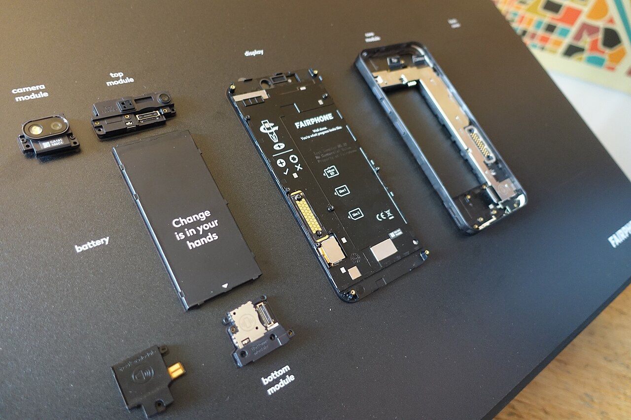 Модули Fairphone 3 на демонстрационном стенде: аккумулятор, экран и другие отдельные компоненты